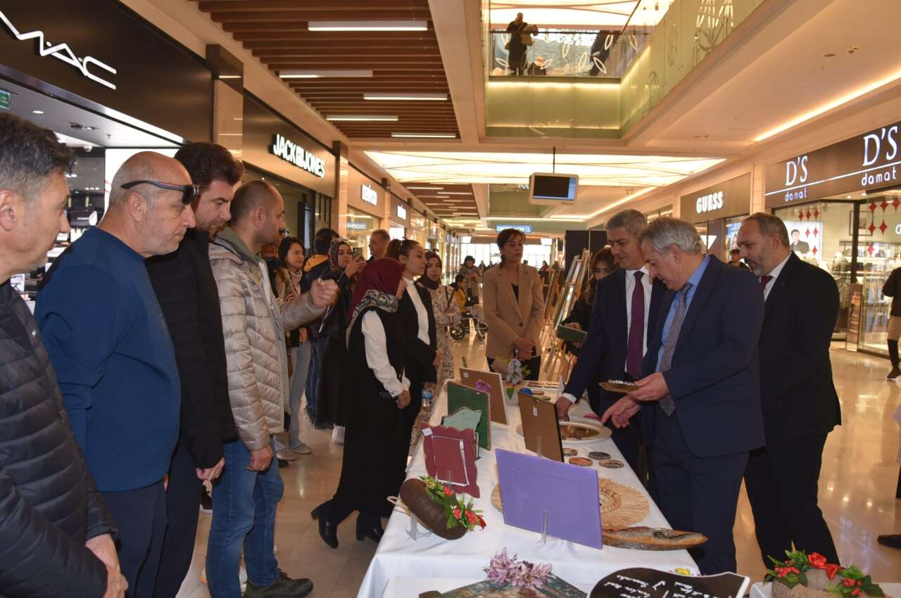 Konya’da özel çocukların hazırladığı eserler sergilenmeye başladı 6